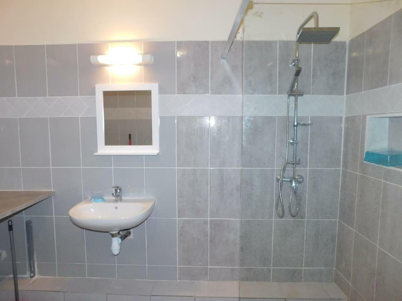 Charmant Petit T2 Dans Maison Vieux-Bourg Exterior photo